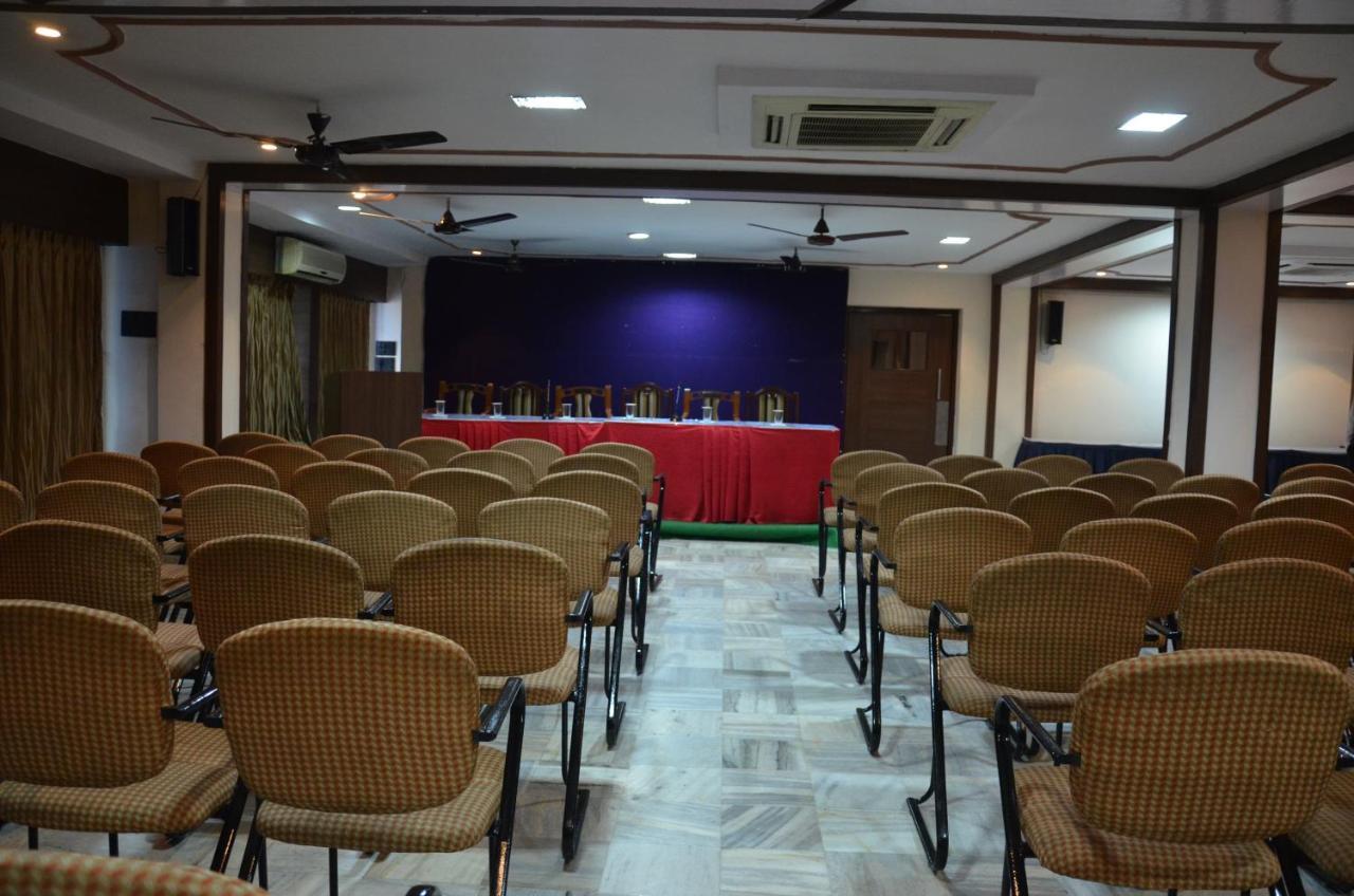 Jaya Residency Hotel Kākināda Buitenkant foto