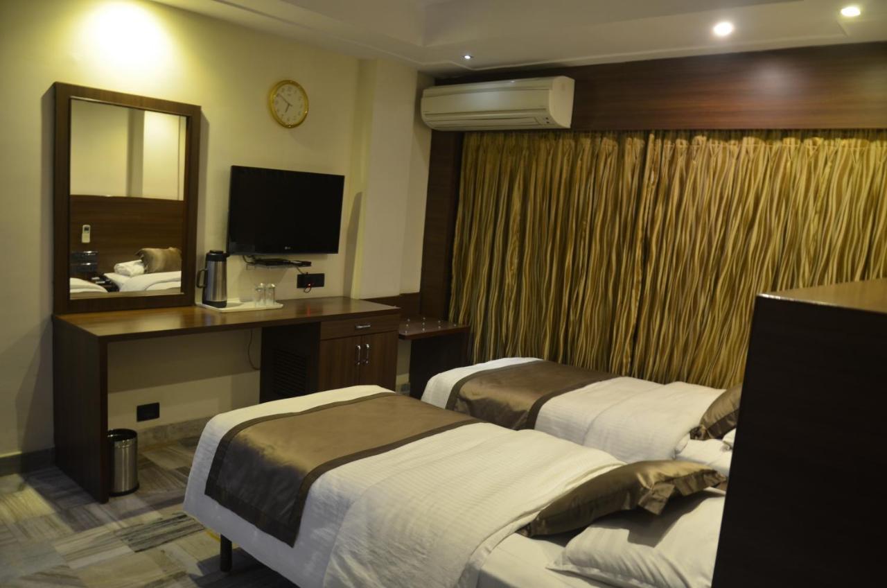 Jaya Residency Hotel Kākināda Buitenkant foto