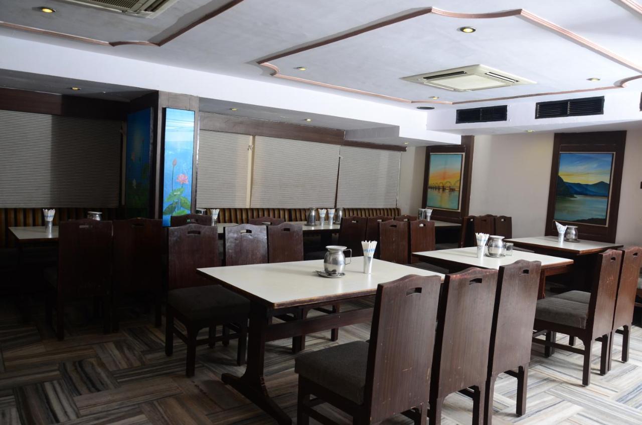 Jaya Residency Hotel Kākināda Buitenkant foto