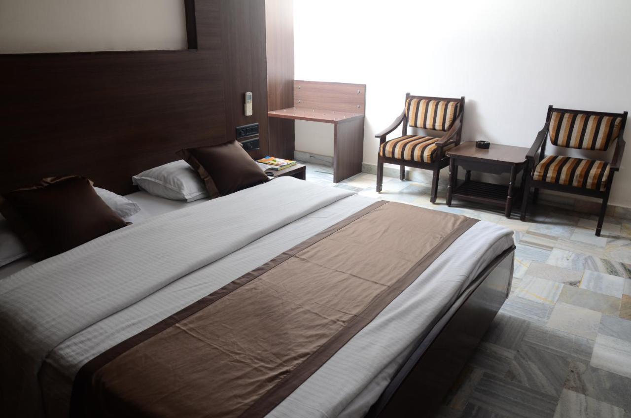 Jaya Residency Hotel Kākināda Buitenkant foto