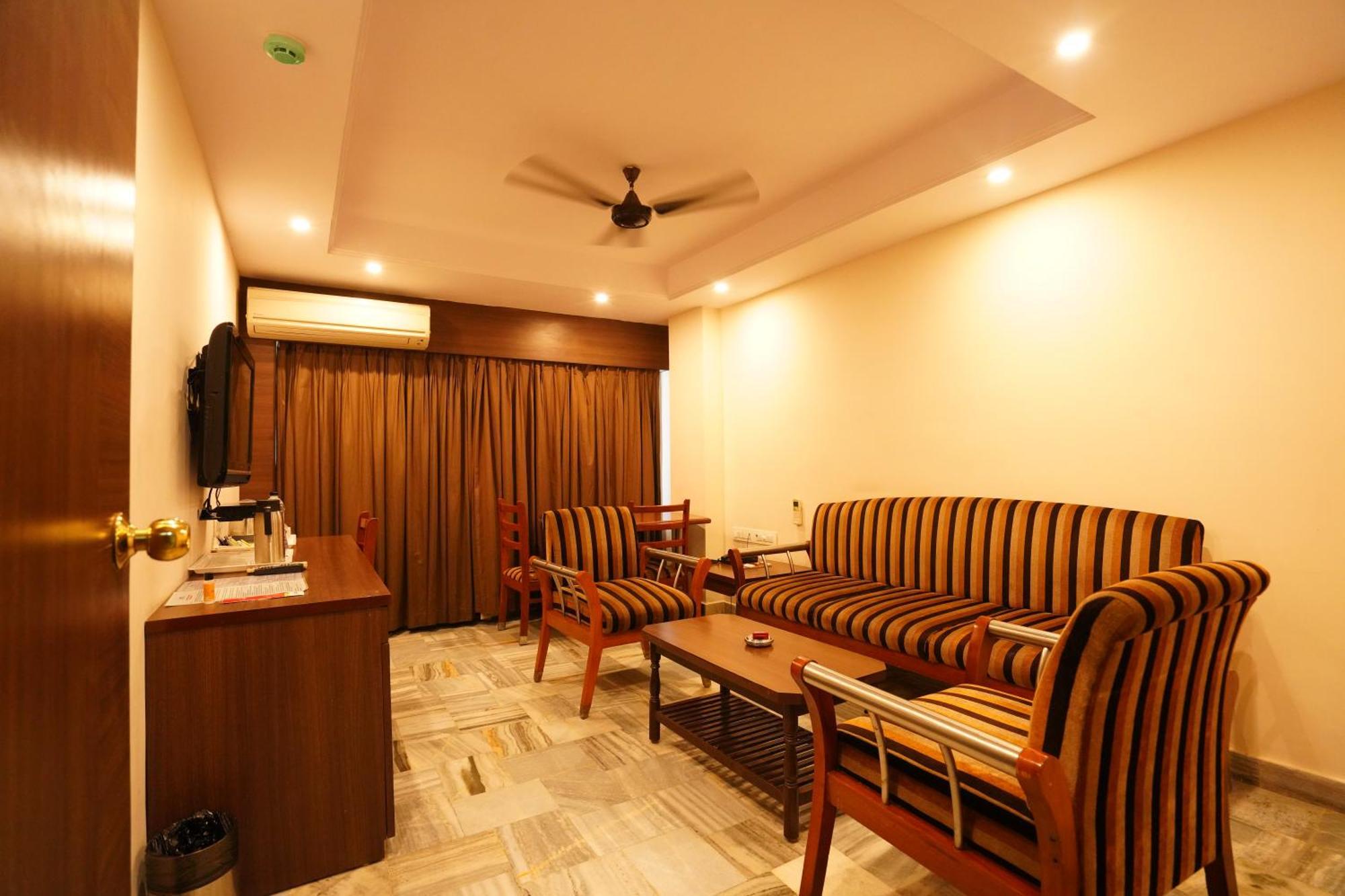 Jaya Residency Hotel Kākināda Buitenkant foto