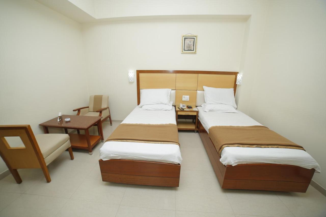 Jaya Residency Hotel Kākināda Buitenkant foto